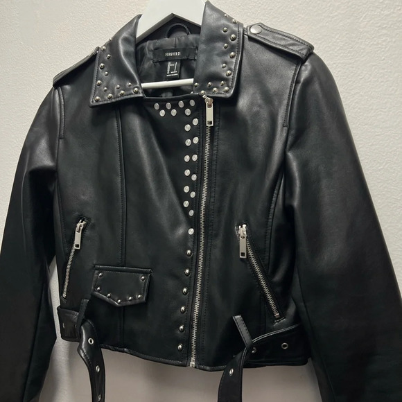 NWOT Forever 21 Black Faux Leather Moto Jacket with Silver Embellishment - Picture 3 of 8